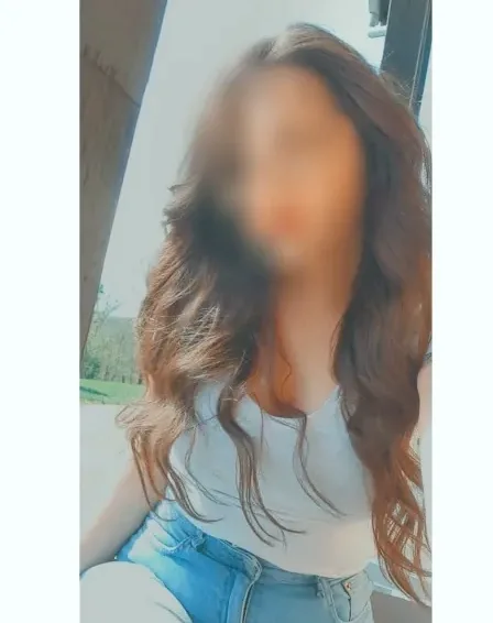 Clara, 24