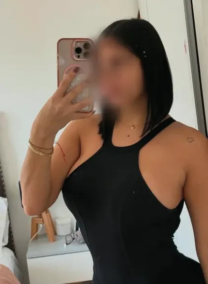 Larissa, 28