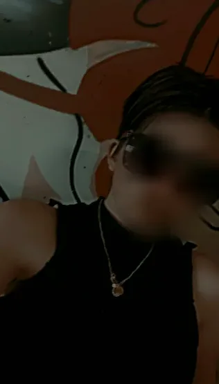 Manuela, 23